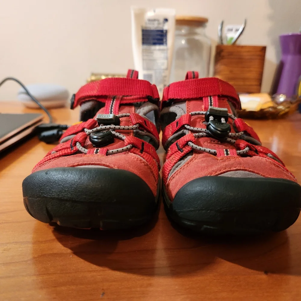 Kids Keen Shoes Size 2